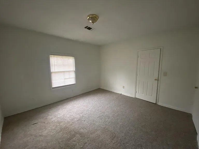 558 Cleveland St — Photo 4