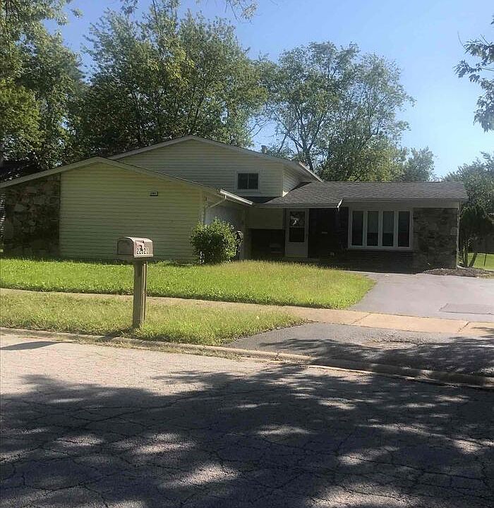1st image of 22621 Mission Dr