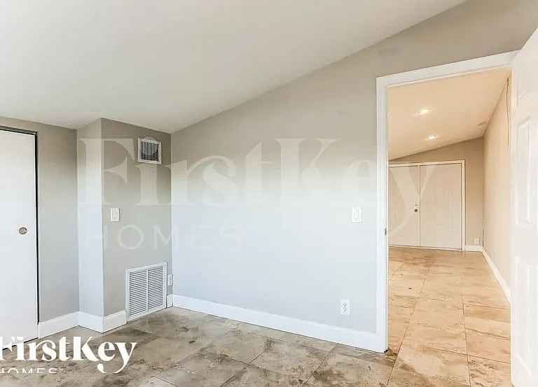 151 SE 8th St — Photo 10
