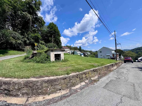 203 Chestnut St, Barrackville, WV 26559