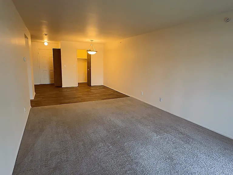 Lakeside Village Apartments — Photo 100