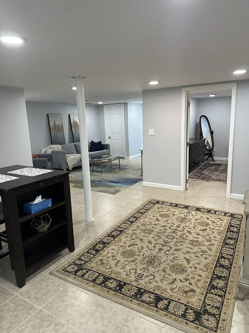 Cozy Modern Fully Renovated and Furnished Apartment - Prime Location! — Photo 2