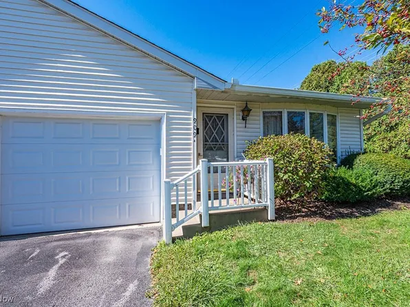 909 Somerset Dr #A, Salem, OH 44460