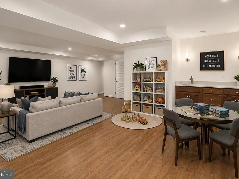 2542 N Wakefield St — Photo 44