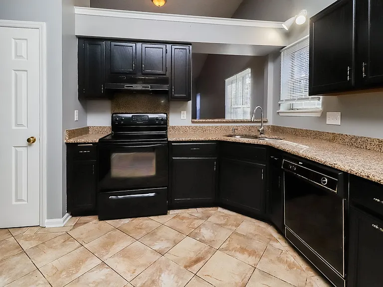 3606 Briarthorne Dr — Photo 6
