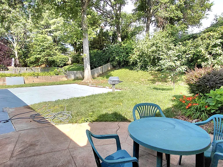 874 Hollyridge Dr — Photo 18