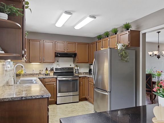 2nd image of 20492 Walnut Cres