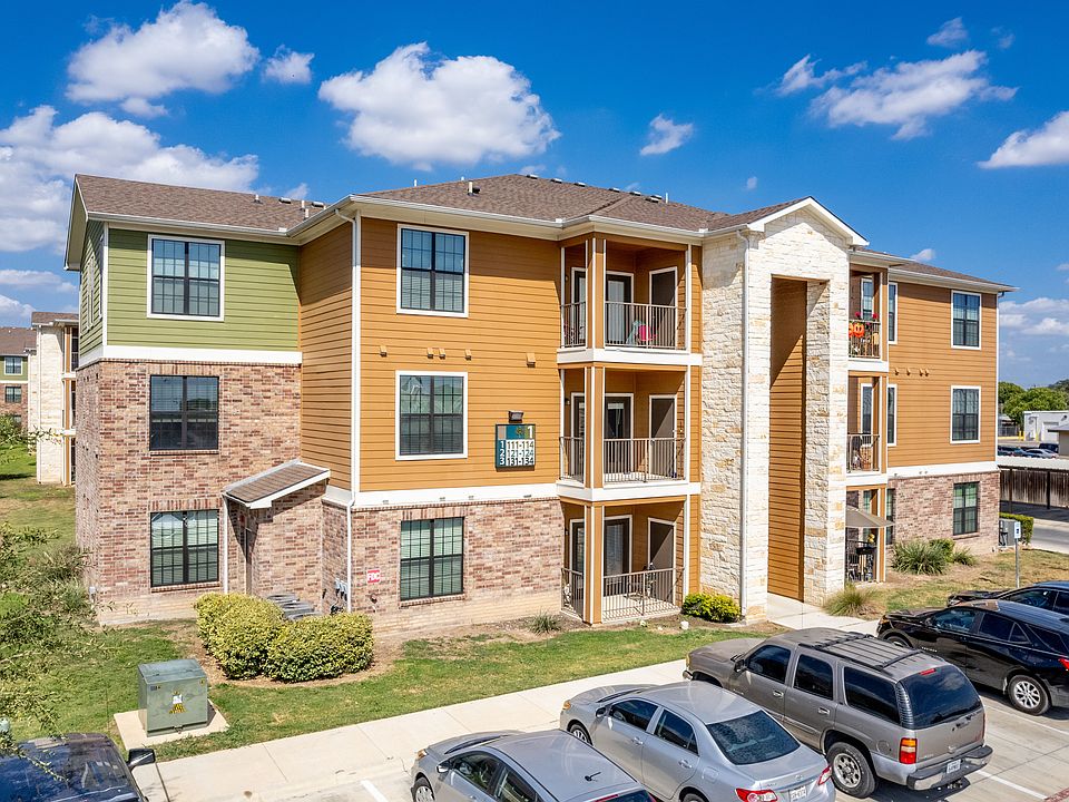 Aerial view of Walnut Grove Apartments in Seguin, TX.