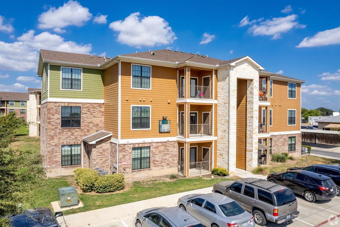 Aerial view of Walnut Grove Apartments in Seguin, TX.