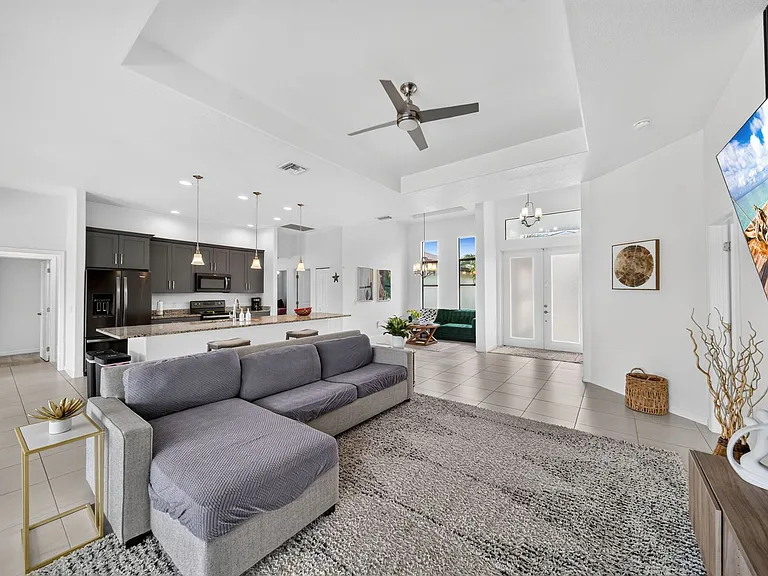 2204 SW 30th Ter — Photo 5