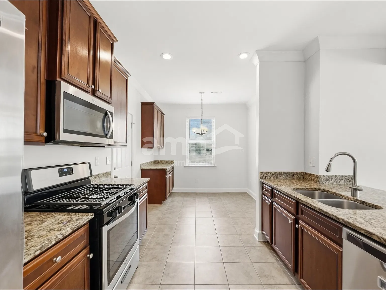 4 bed, 2.5 bath, 2200 sqft, $2,670 — Photo 3