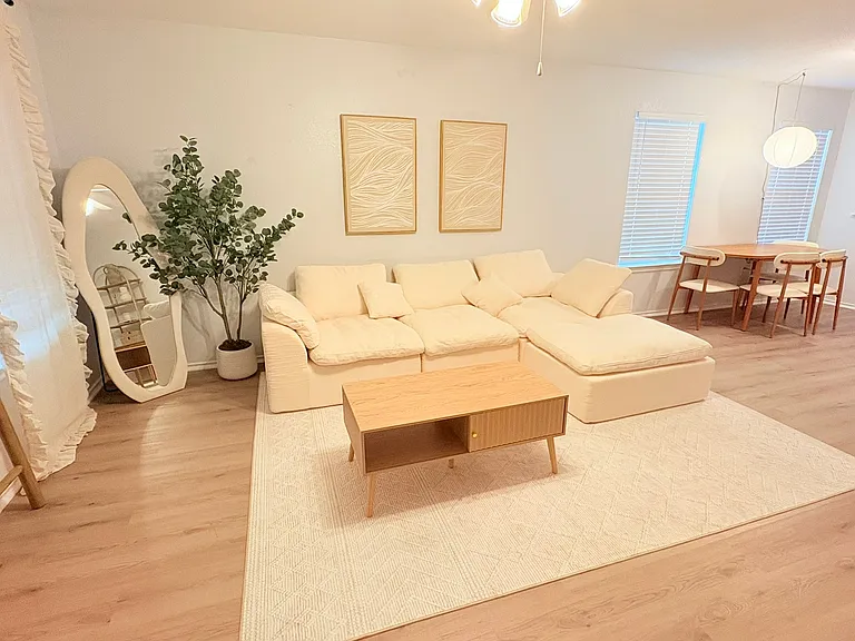 8608 Dittmar Oaks Dr — Photo 1
