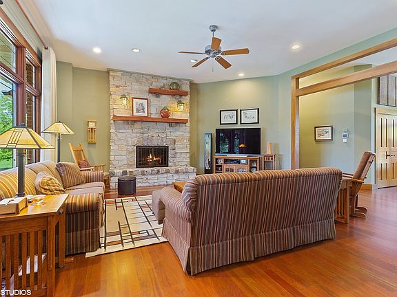 4th image of 22098 Oakton Ave
