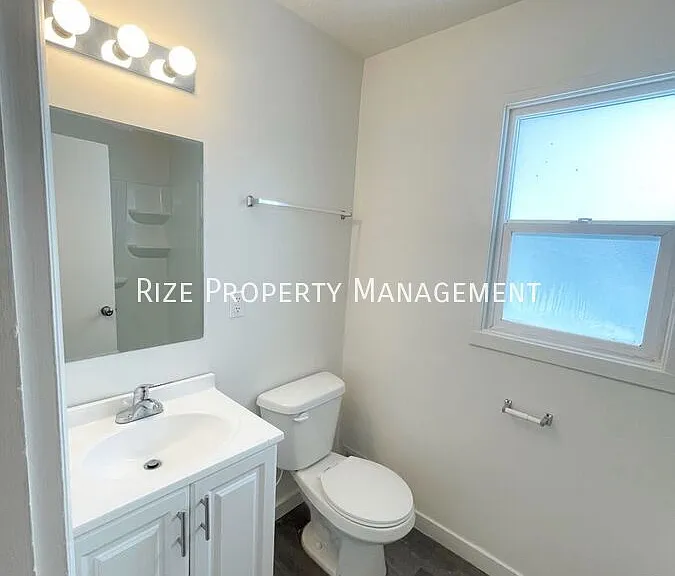 1054 W Goodyear Ave #B — Photo 5