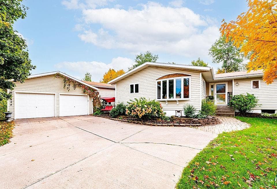 1st image of 2824 Parkwood Ln