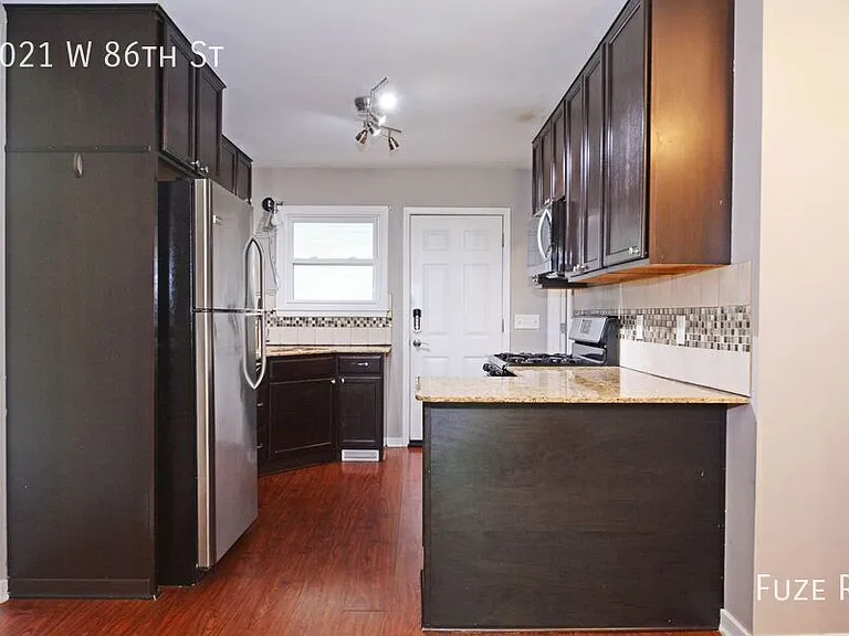 1021 W 86th St — Photo 8