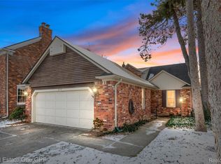 277 Kenwood Ct, Grosse Pointe Farms, MI 48236