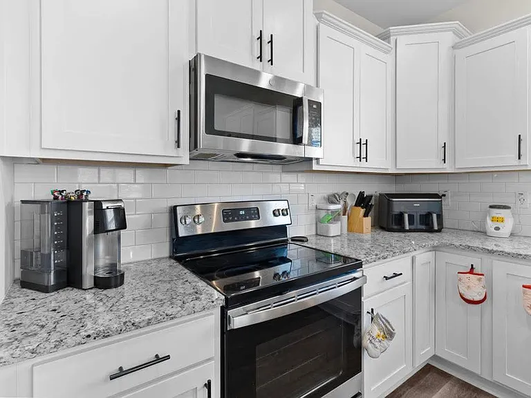 223 Collier Gate St — Photo 12