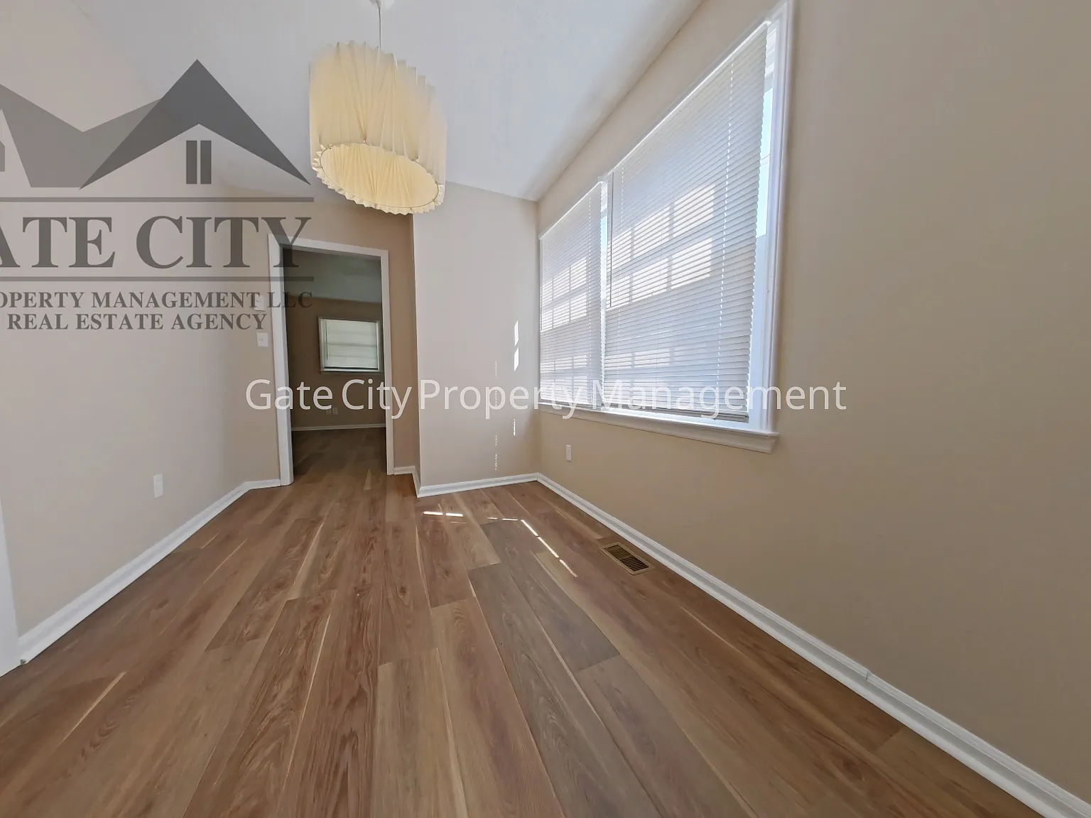 3 bed, 1.5 bath, 10 sqft, $1,425 — Photo 4