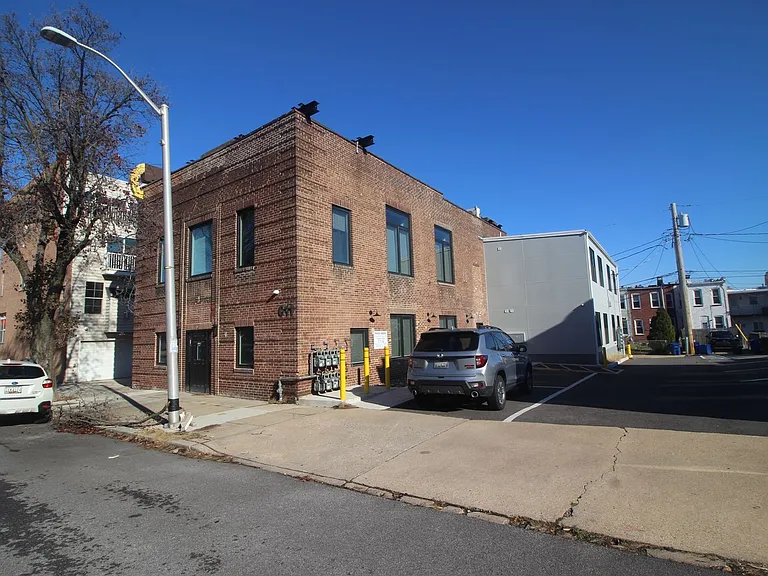 Modern and Sleek 611 S Fagley Street Apartments! — Photo 7