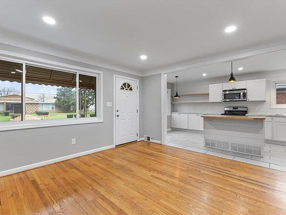 3rd image of 22704 Harmon St