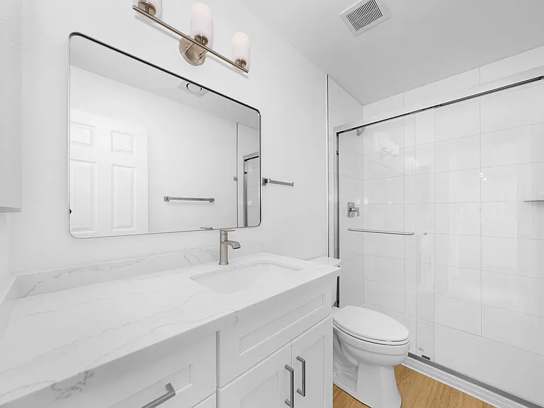 Modern University Crest Apartments 1 Month Free — Photo 35