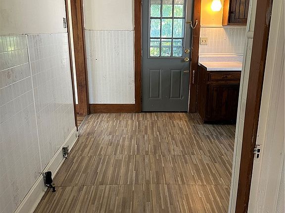 4th image of 2743 Mount Vernon Ave