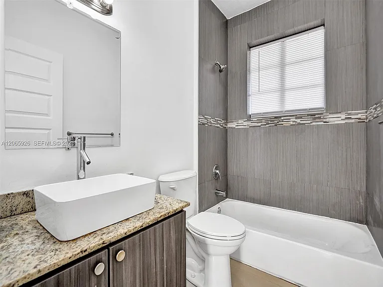 540 74th St #15 — Photo 9