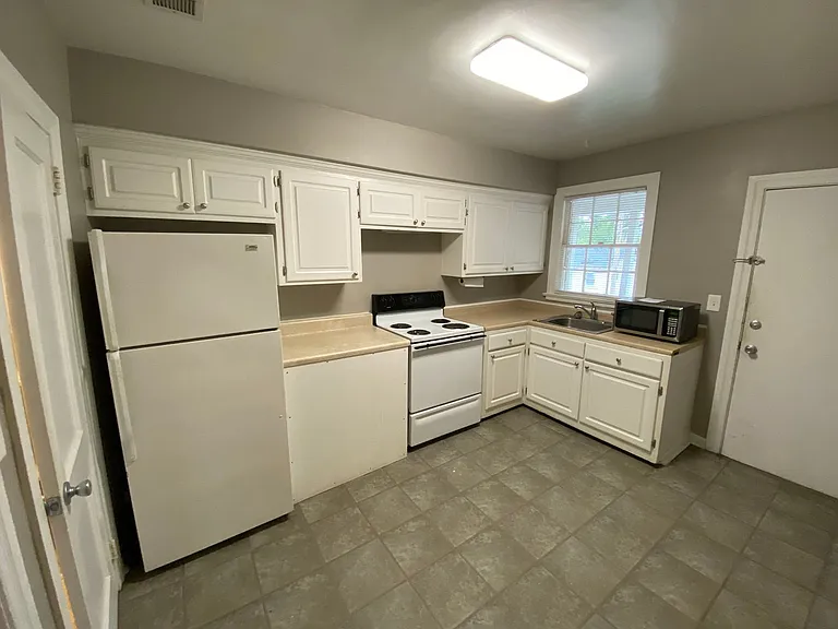 1306 E Victory Dr — Photo 14