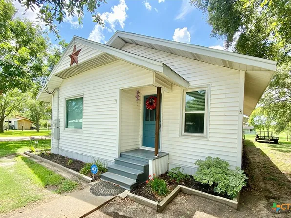 407 Caroline St, Edna, TX 77957
