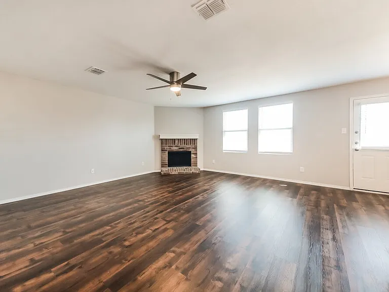 1412 Laurel Ln — Photo 4