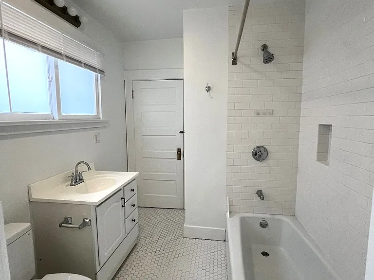 130 W De La Guerra St — Photo 13