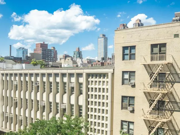 310 West 52nd Street image 4 of 15