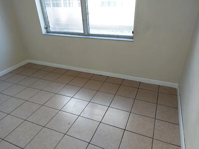 1829 N Dixie Hwy — Photo 2