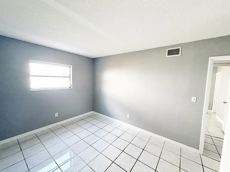 320 SW 1st St #D-2 — Photo 13