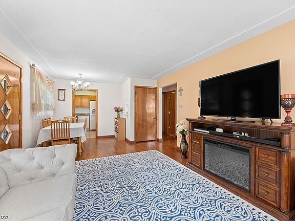 4th image of 42108 Emerson Ct