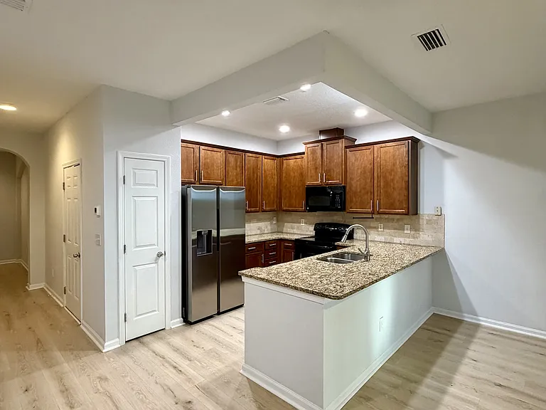 13305 Solar Dr — Photo 7