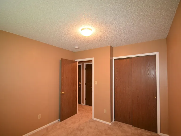 4618 Excalibur Ct — Photo 17