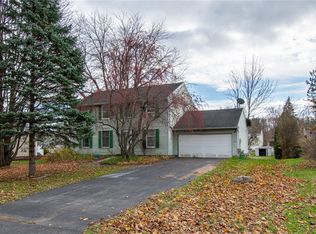 72 Thistlewood Ln, Spencerport, NY 14559