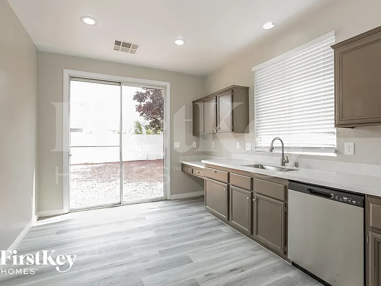 8717 W Rochelle Ave — Photo 7