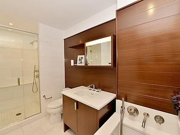 60 Riverside Boulevard image 3 of 8