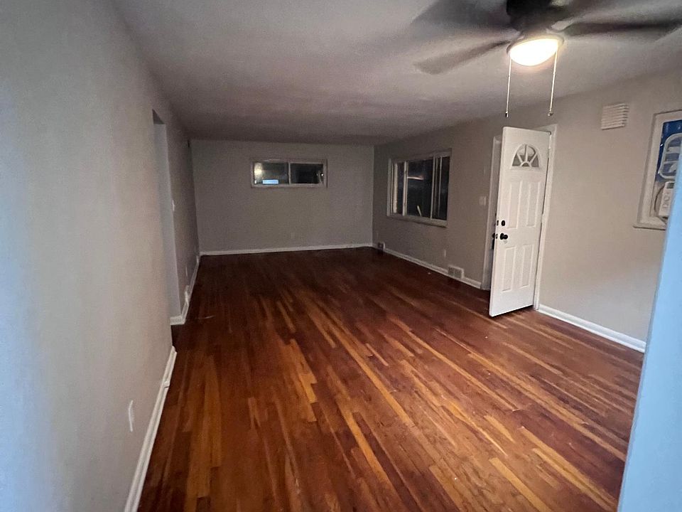 Living room/dining room w/hardwood floors