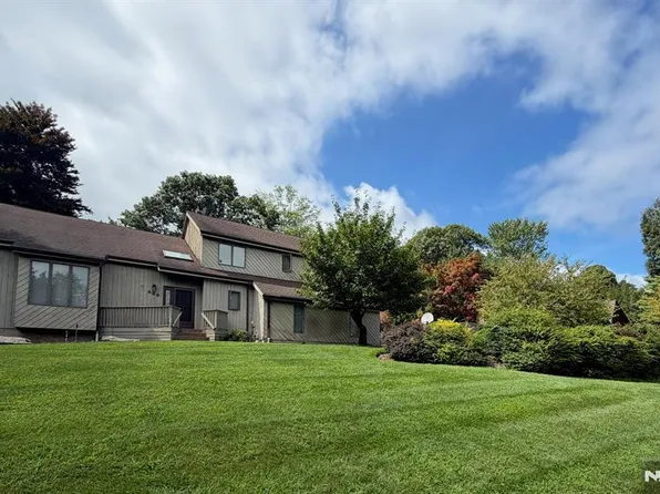 669 Alexander Ct, River Vale, NJ 07675