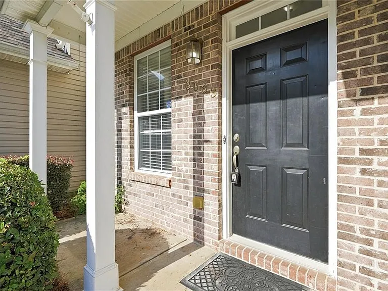 3063 Kentmere Dr — Photo 2