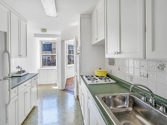 5th image of 150 E 77th St APT 14G