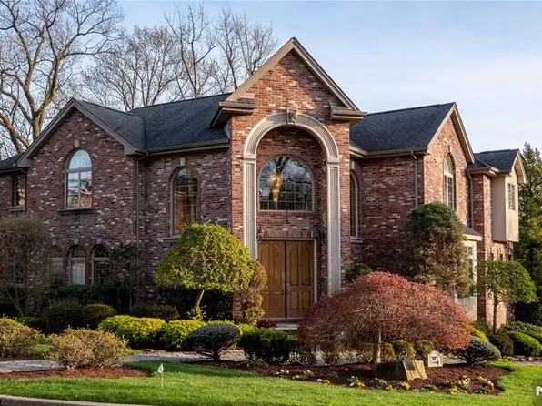 397 Castle Dr, Englewood Cliffs, NJ 07632