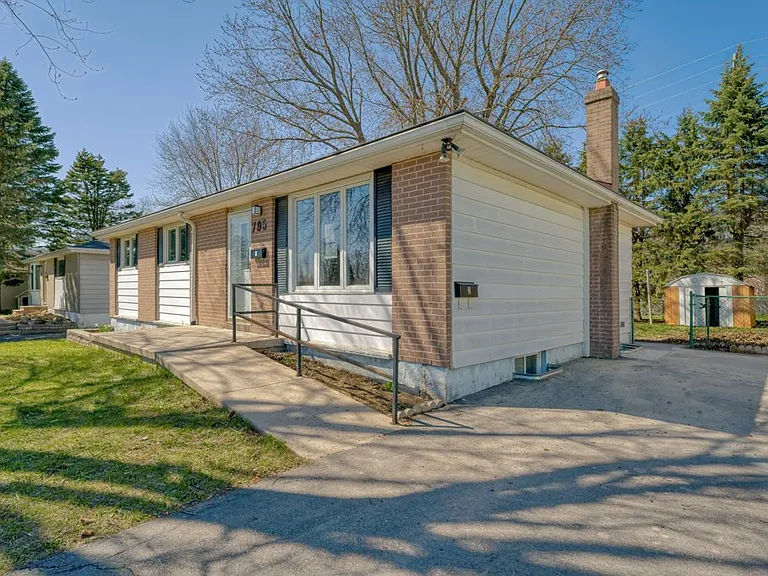 795 Aylmer Cres #2 — Photo 3