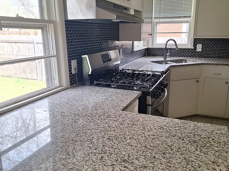 1601 N Sterling Ave — Photo 5