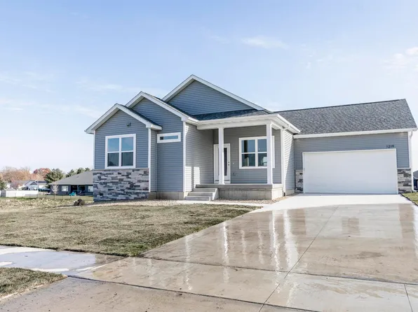 1219 Stone Ln, Waverly, IA 50677