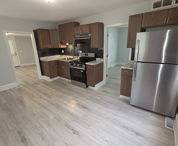1332 S Pleasant St — Photo 9